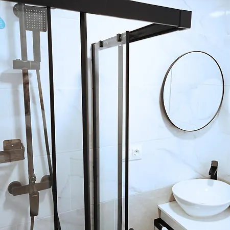 Angosta Host Málaga